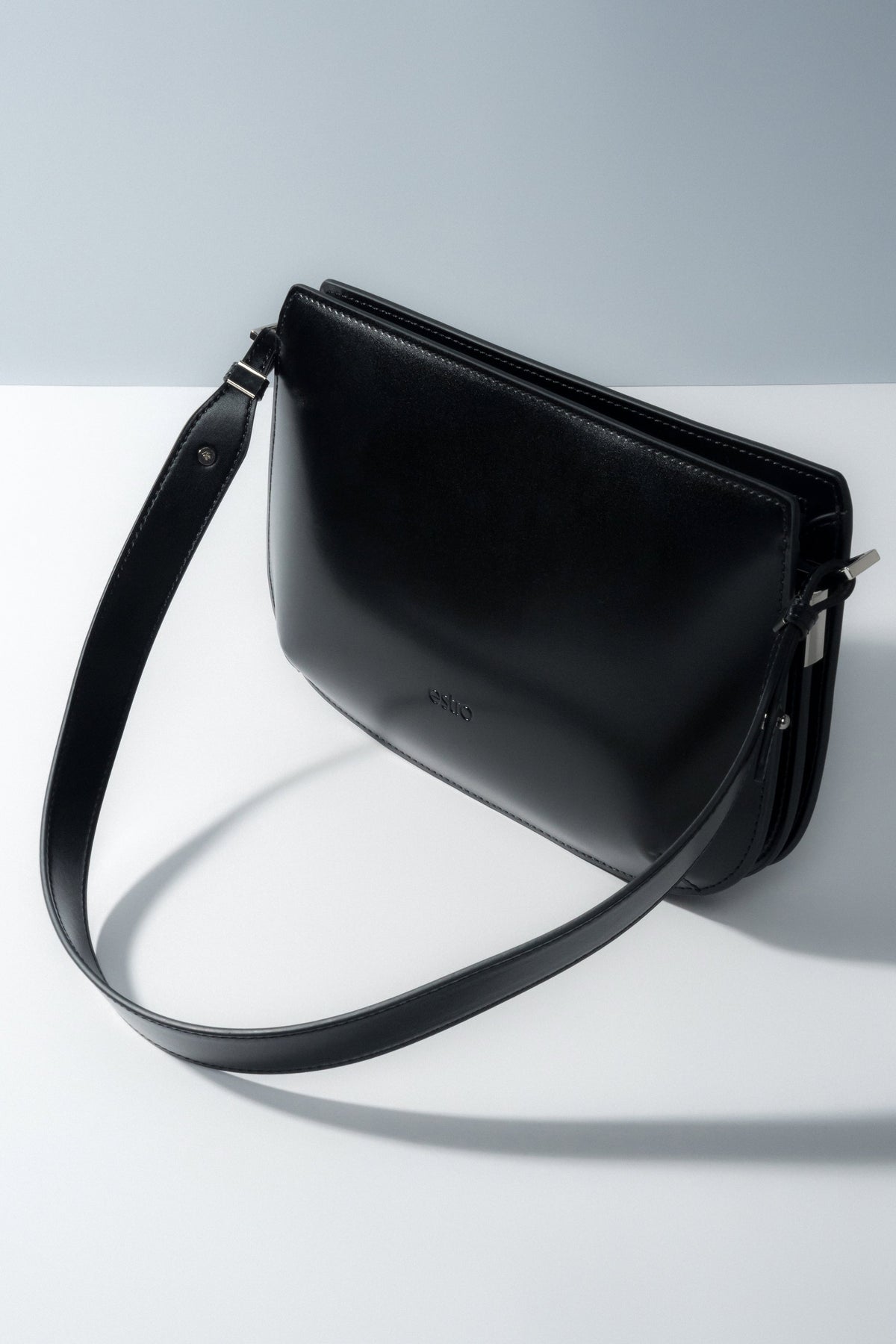 Schräge Ansicht der eleganten schwarzen Damen-Schultertasche aus weichem Echtleder.