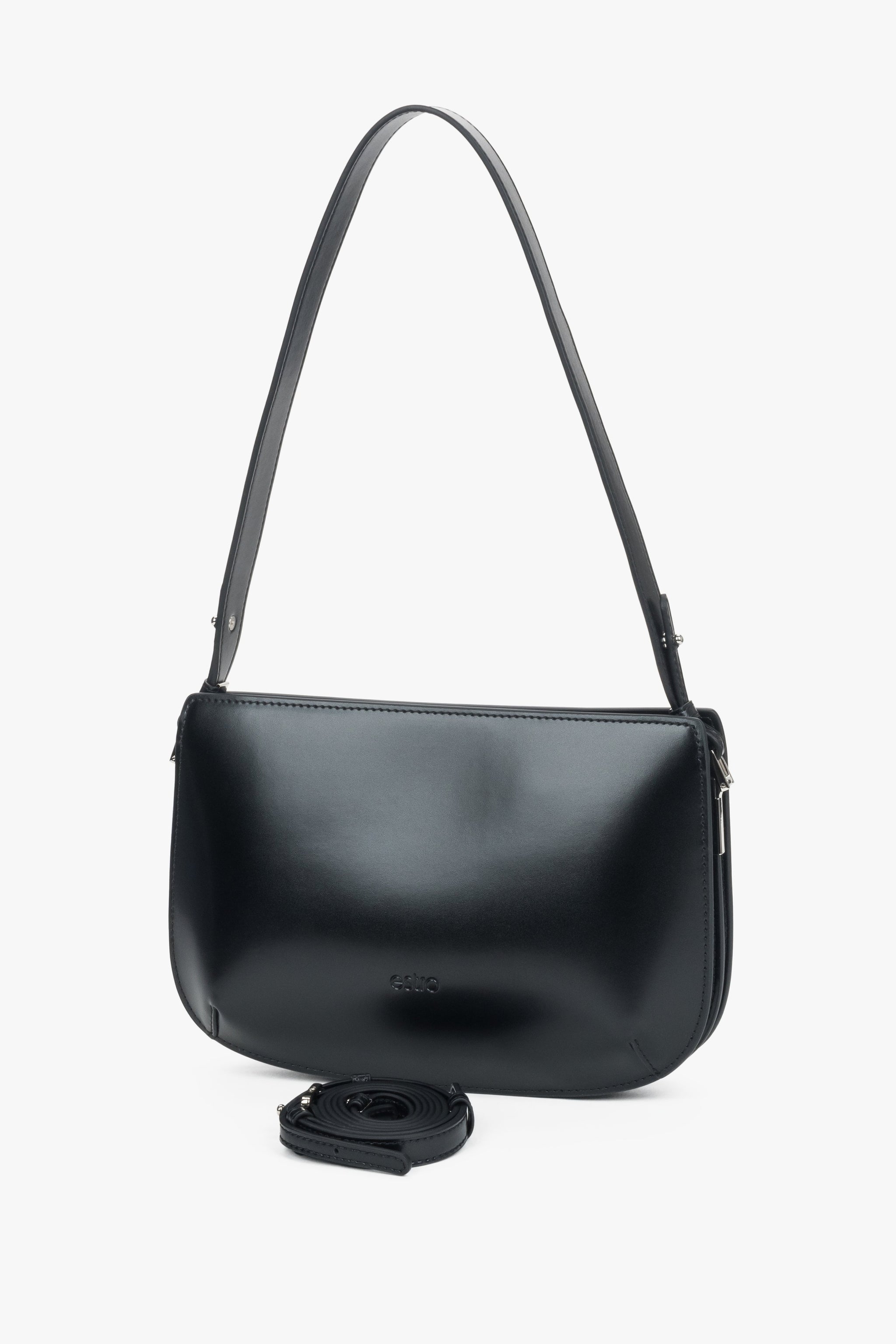 Frontalansicht der schwarzen Ledertasche mit Trageriemen.