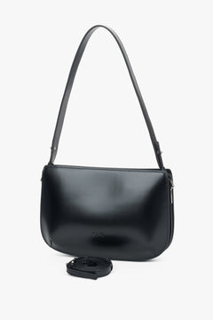 Frontalansicht der schwarzen Ledertasche mit Trageriemen.