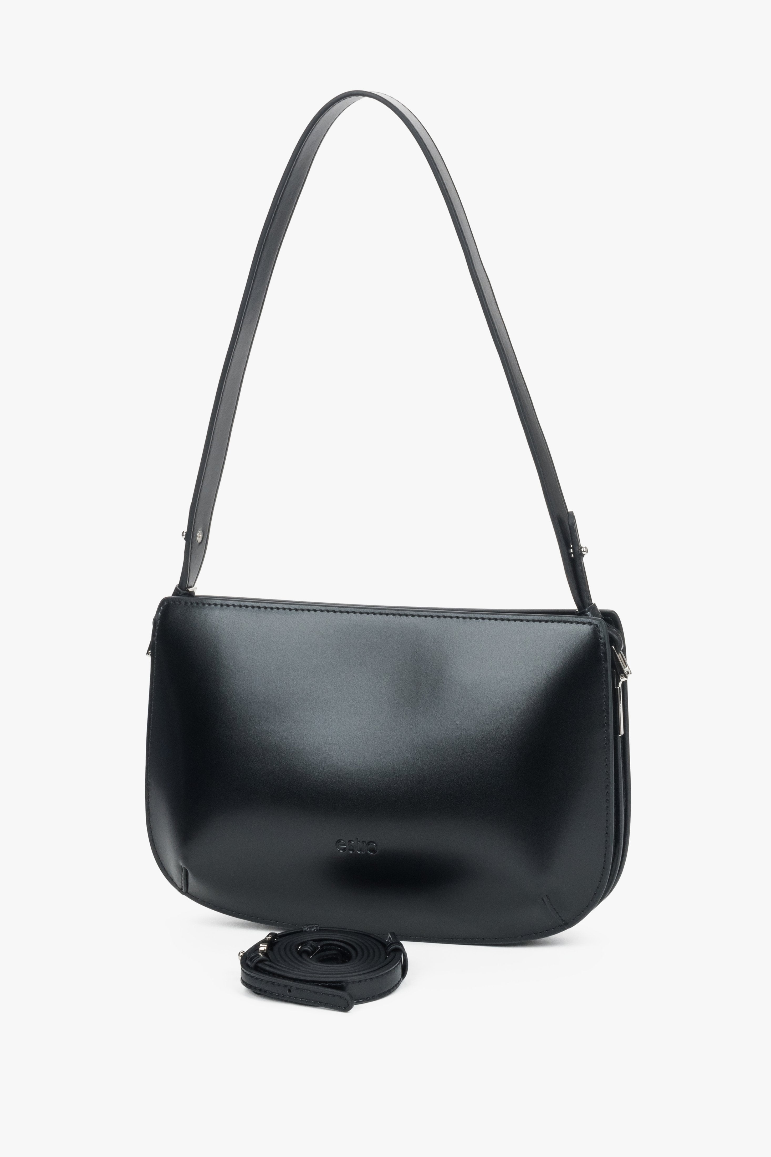 Frontalansicht der schwarzen Ledertasche mit Trageriemen.