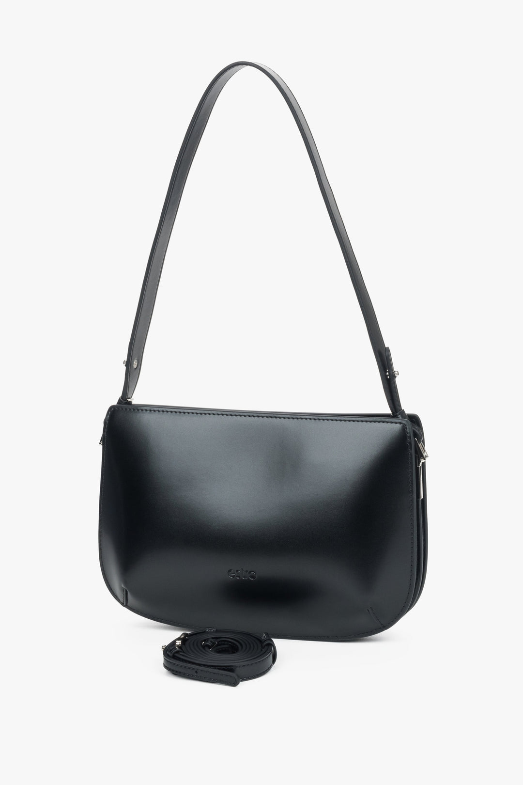 Frontalansicht der schwarzen Ledertasche mit Trageriemen.