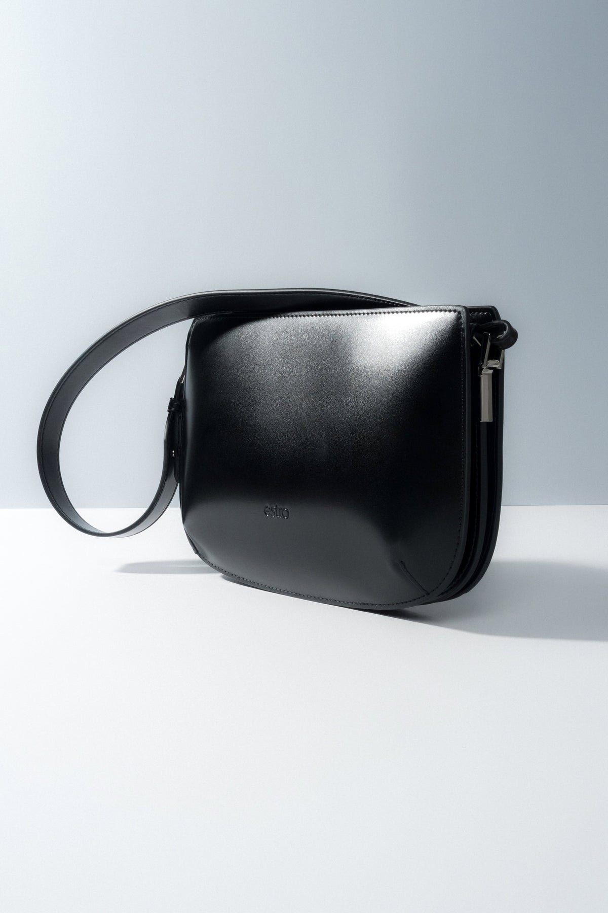 Seitenansicht der klassischen schwarzen Damen-Schultertasche.