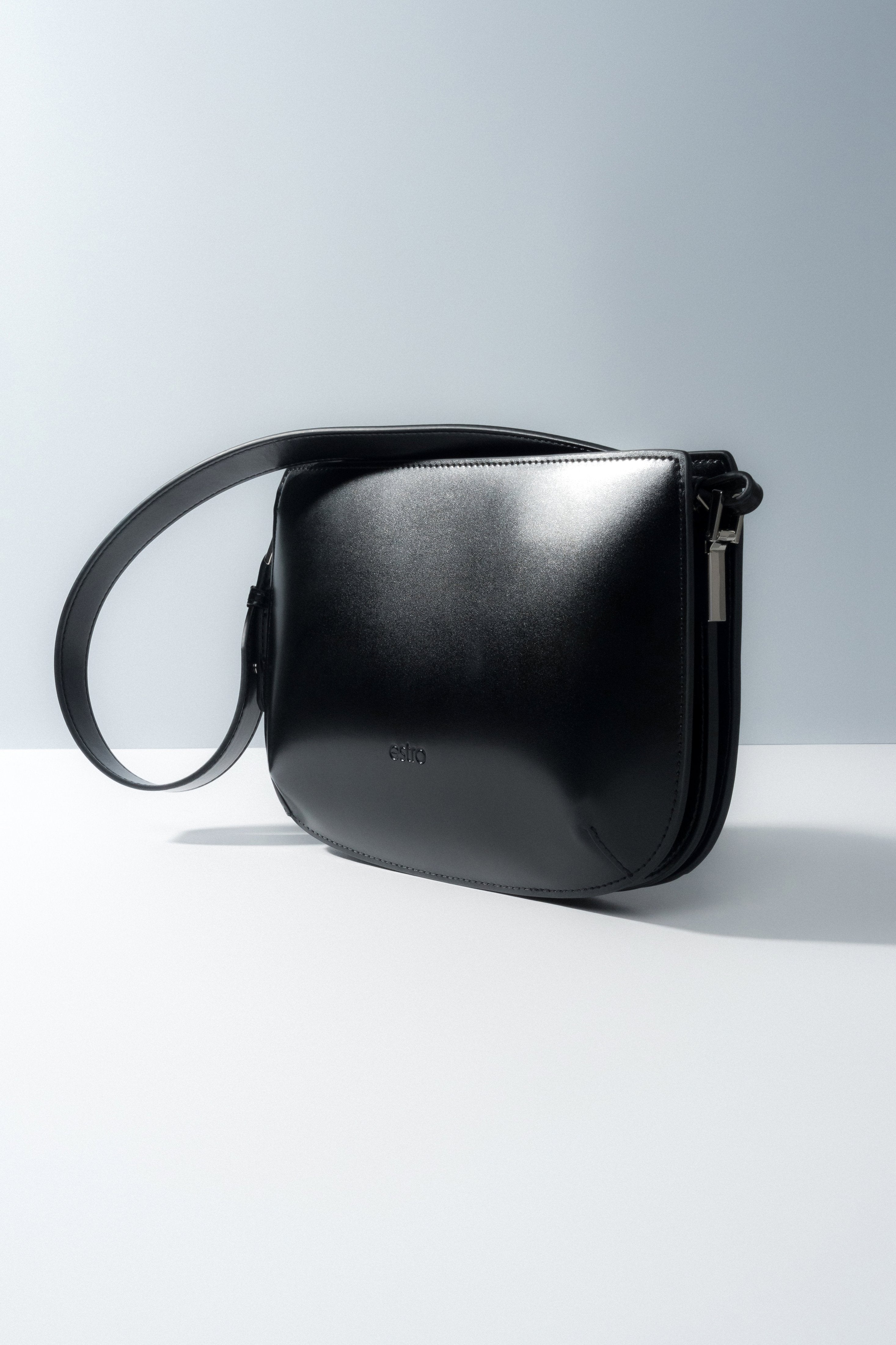 Seitenansicht der klassischen schwarzen Damen-Schultertasche.