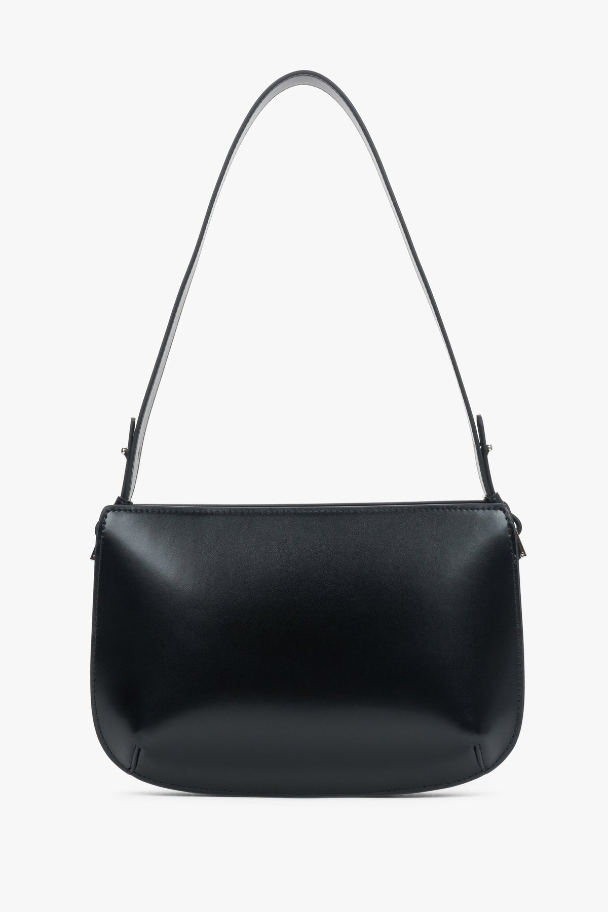 Rückansicht der klassischen schwarzen Damen-Schultertasche.