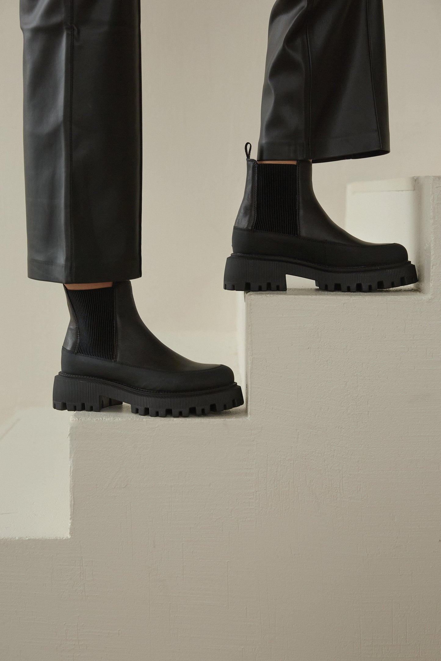 Gerne, hier ist die Präsentation der Schuhe.