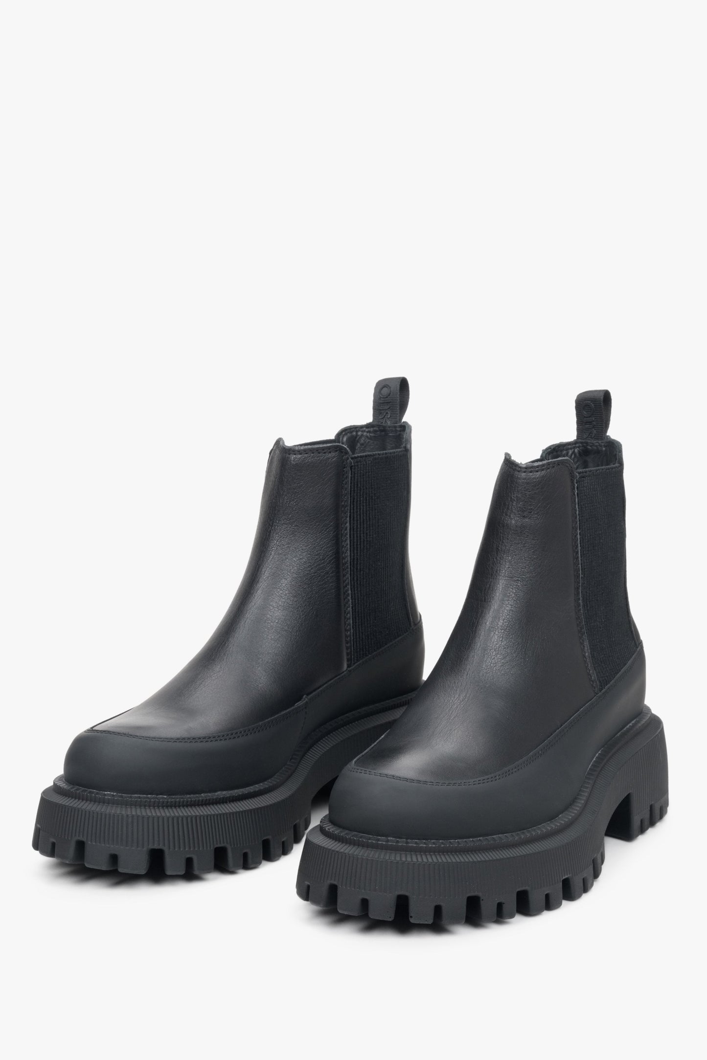 Verstanden, hier ist die vordere Ansicht der Schuhe.