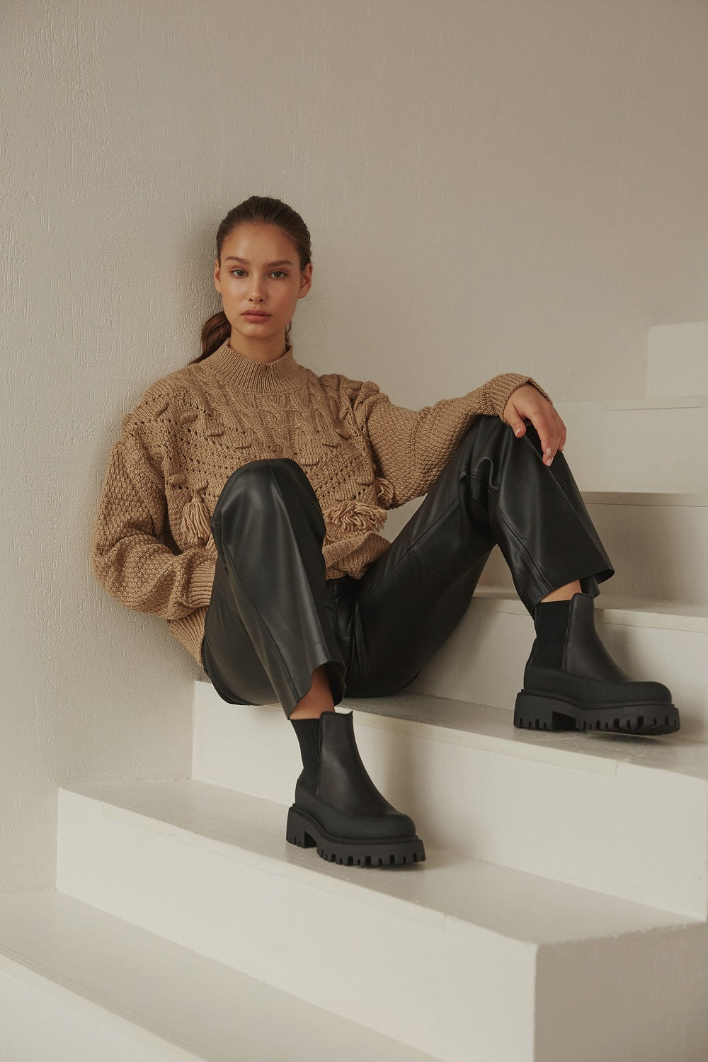 Weiße Damen-Stiefel aus schwarzem Naturleder.