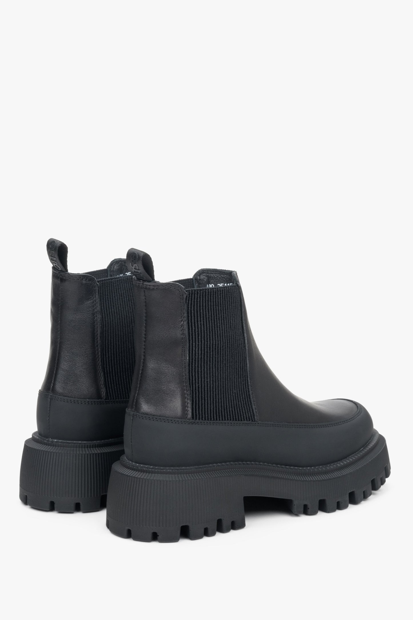 Schwarze Damenstiefel aus Leder für den Herbst auf der Plattform Estro – Nahaufnahme der Seite und Rückseite des Schuhs.