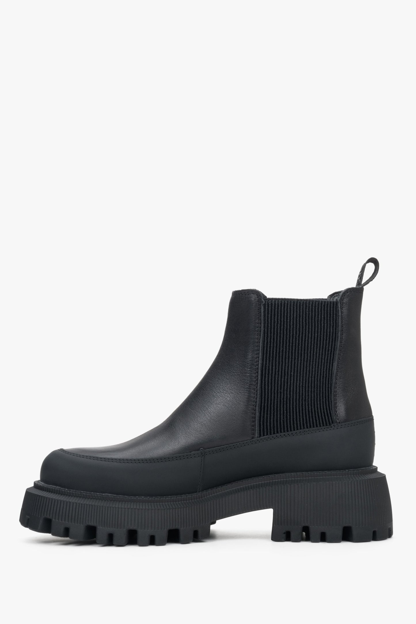 Bequeme schwarze Damenstiefeletten für Herbst und Frühling Estro – Nahaufnahme der Schuh-Seitenlinie.