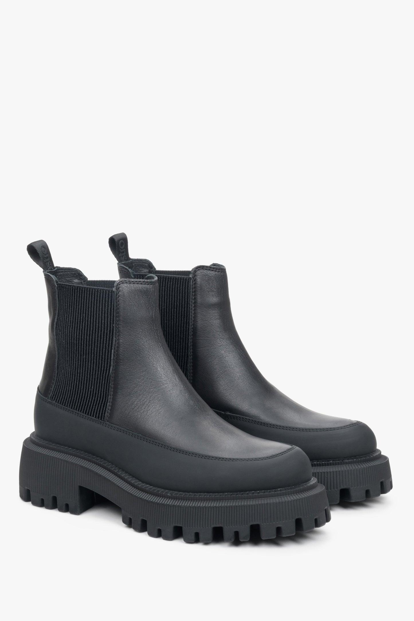 Niedrige Damenstiefeletten aus Naturleder für den Herbst in Schwarz auf Estro-Plateau.