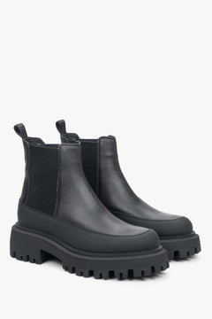 Niedrige Damenstiefeletten aus Naturleder für den Herbst in Schwarz auf Estro-Plateau.