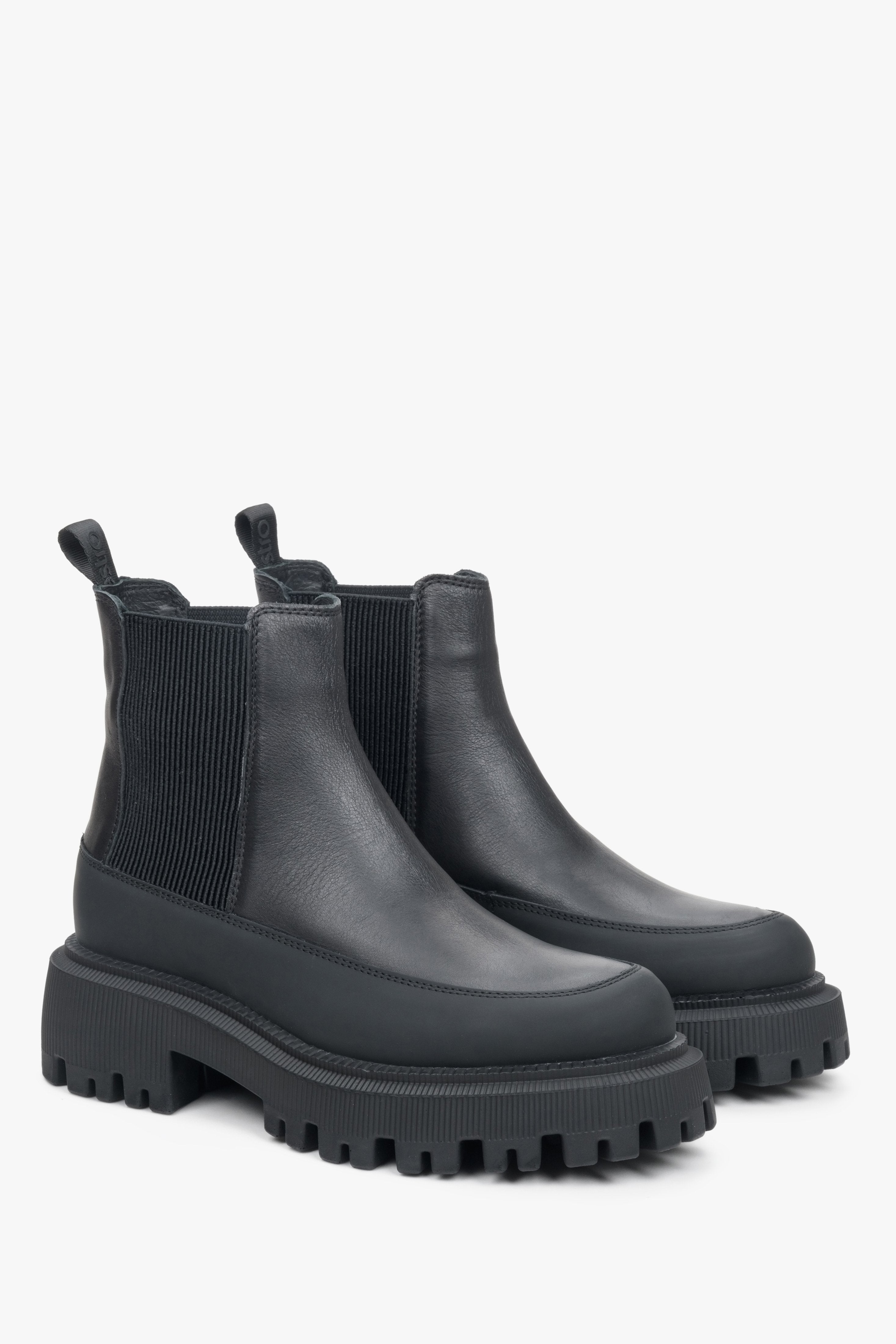Niedrige Damenstiefeletten aus Naturleder für den Herbst in Schwarz auf Estro-Plateau.