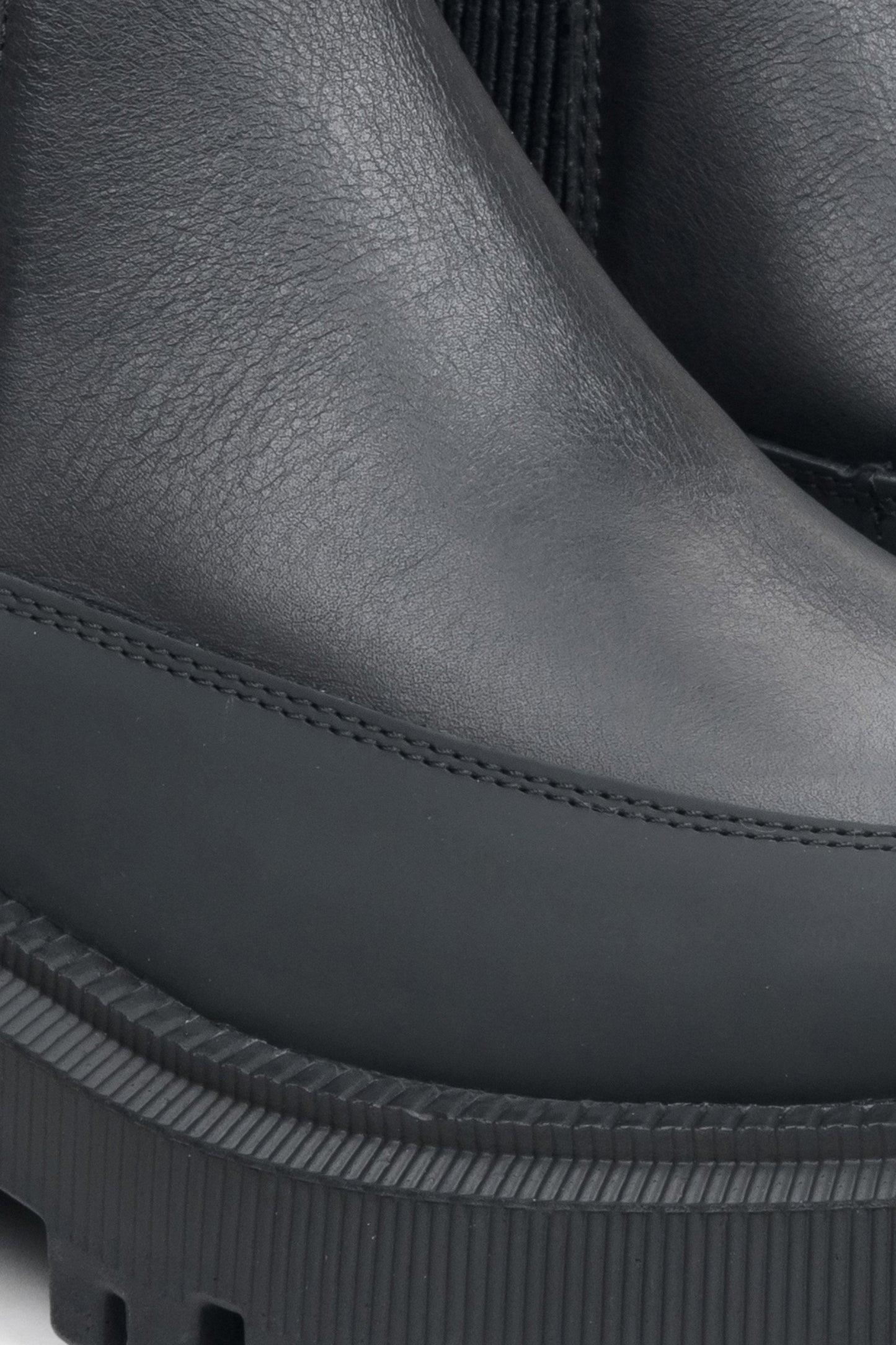 Schwarze, niedrige Damenstiefeletten aus Naturleder der Marke Estro – Detailaufnahme.
