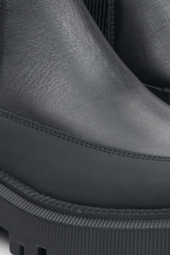 Schwarze, niedrige Damenstiefeletten aus Naturleder der Marke Estro – Detailaufnahme.