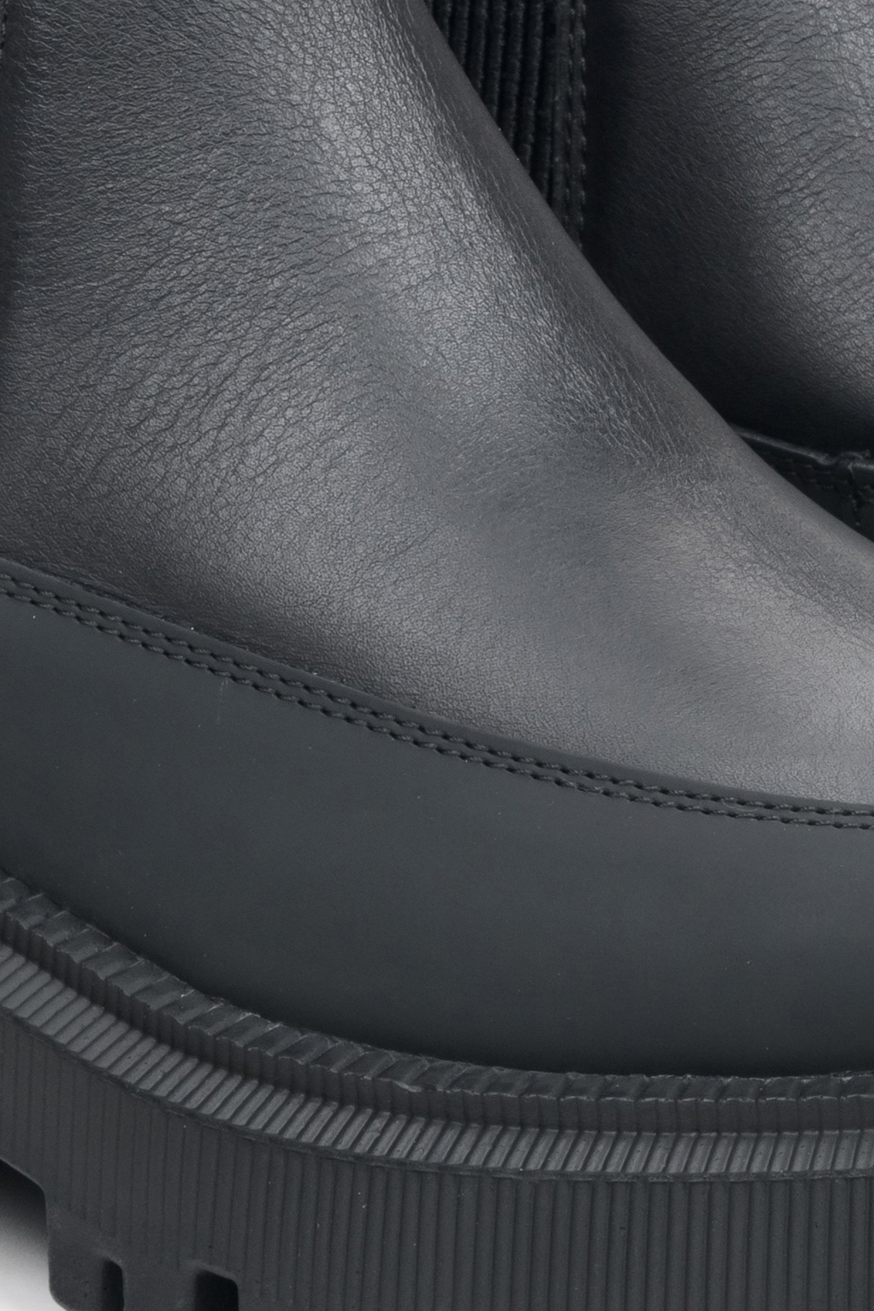 Schwarze, niedrige Damenstiefeletten aus Naturleder der Marke Estro – Detailaufnahme.