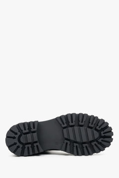 Schwarze, kurze Damenstiefeletten aus Naturleder von Estro – Nahaufnahme der Schuhsohle.
