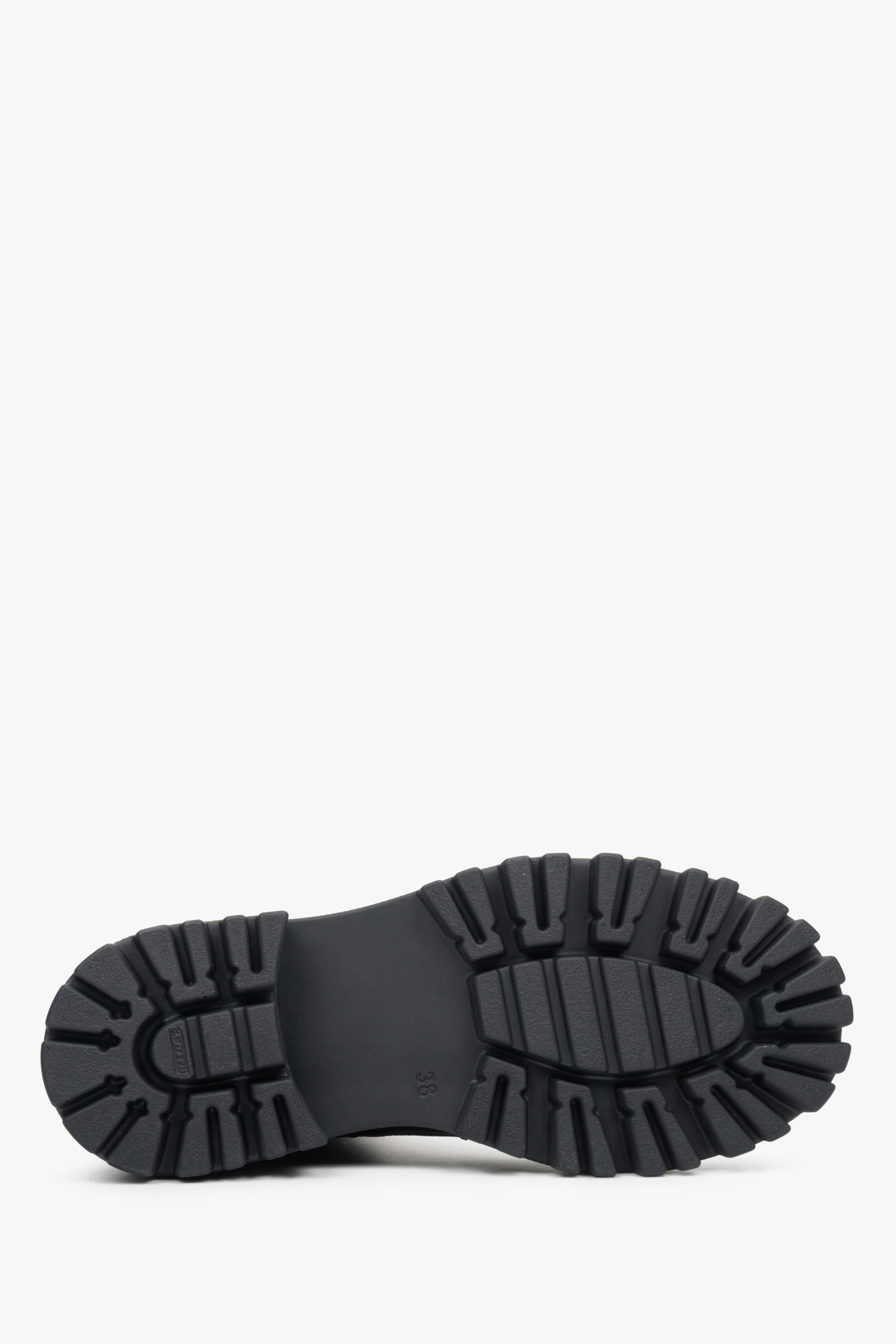 Schwarze, kurze Damenstiefeletten aus Naturleder von Estro – Nahaufnahme der Schuhsohle.