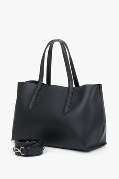 Schräge Ansicht der geräumigen Schultertasche mit unterschiedlichen Riemenlängen.