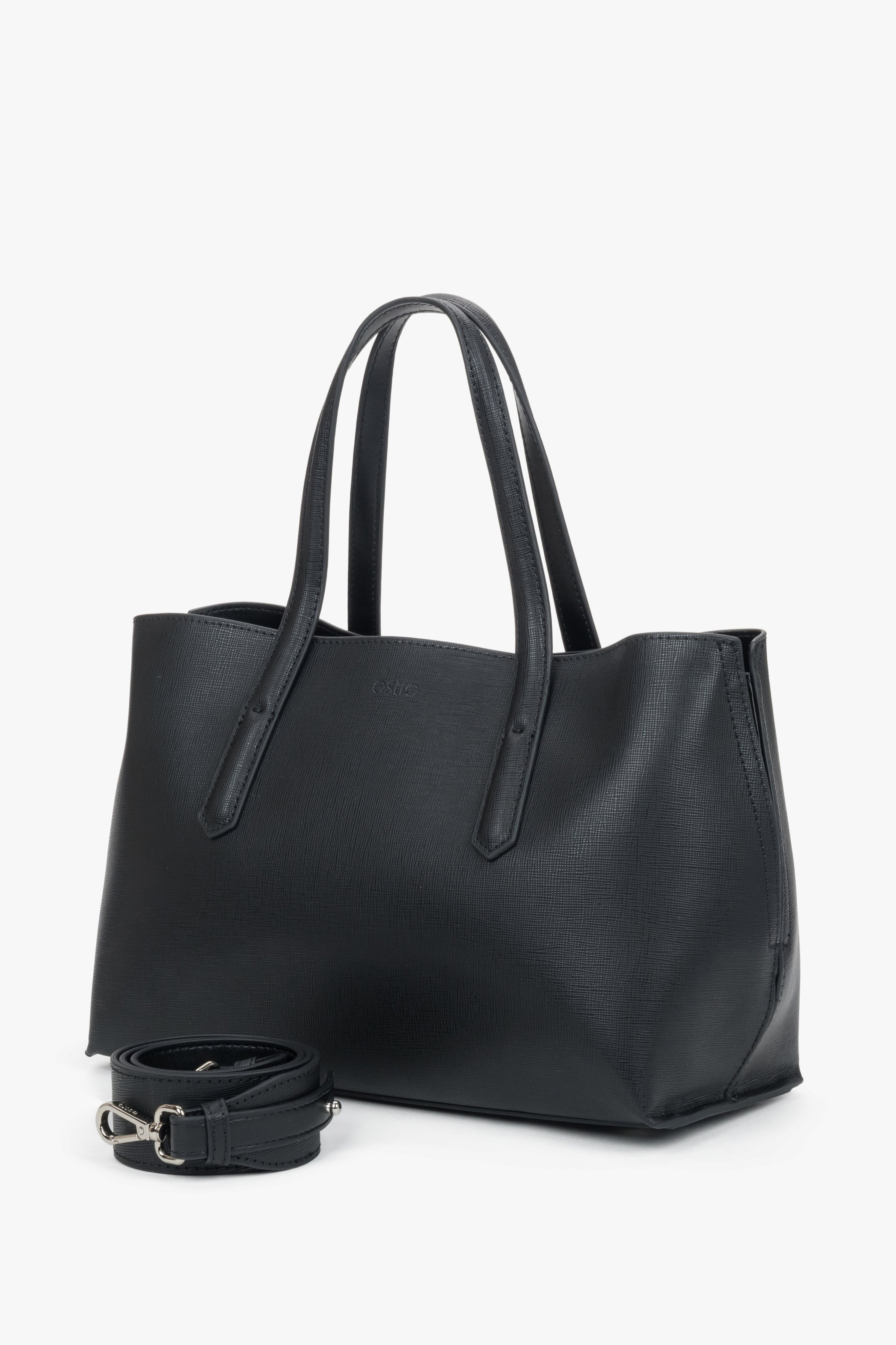 Schräge Ansicht der geräumigen Schultertasche mit unterschiedlichen Riemenlängen.