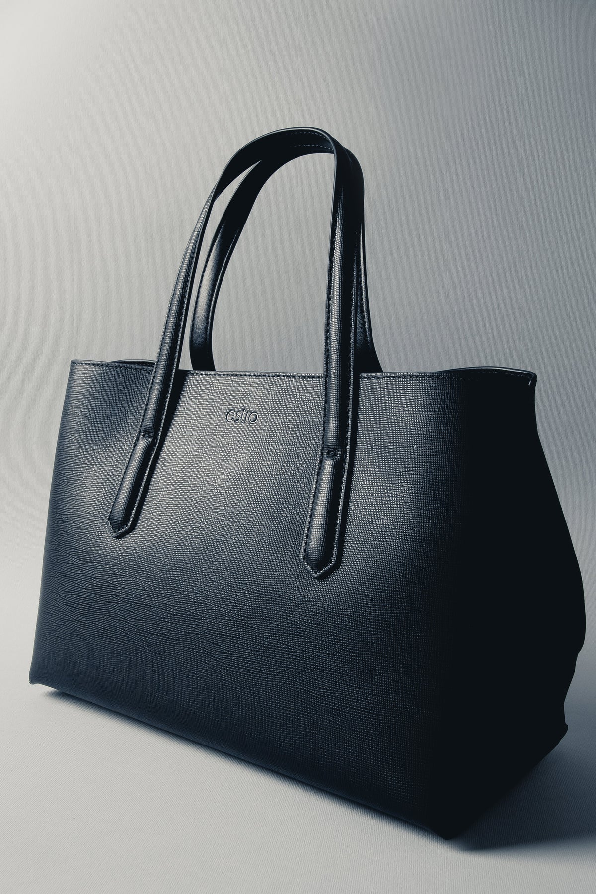 Klassische Ansicht der eleganten schwarzen Damen-Tote-Bag aus echtem Leder mit feiner Narbenstruktur und dezentem Markenlogo.