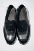 Draufsicht auf das Paar elegante schwarze Herren-Loafer mit Quaste.