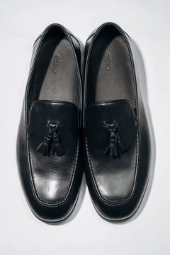 Draufsicht auf das Paar elegante schwarze Herren-Loafer mit Quaste.