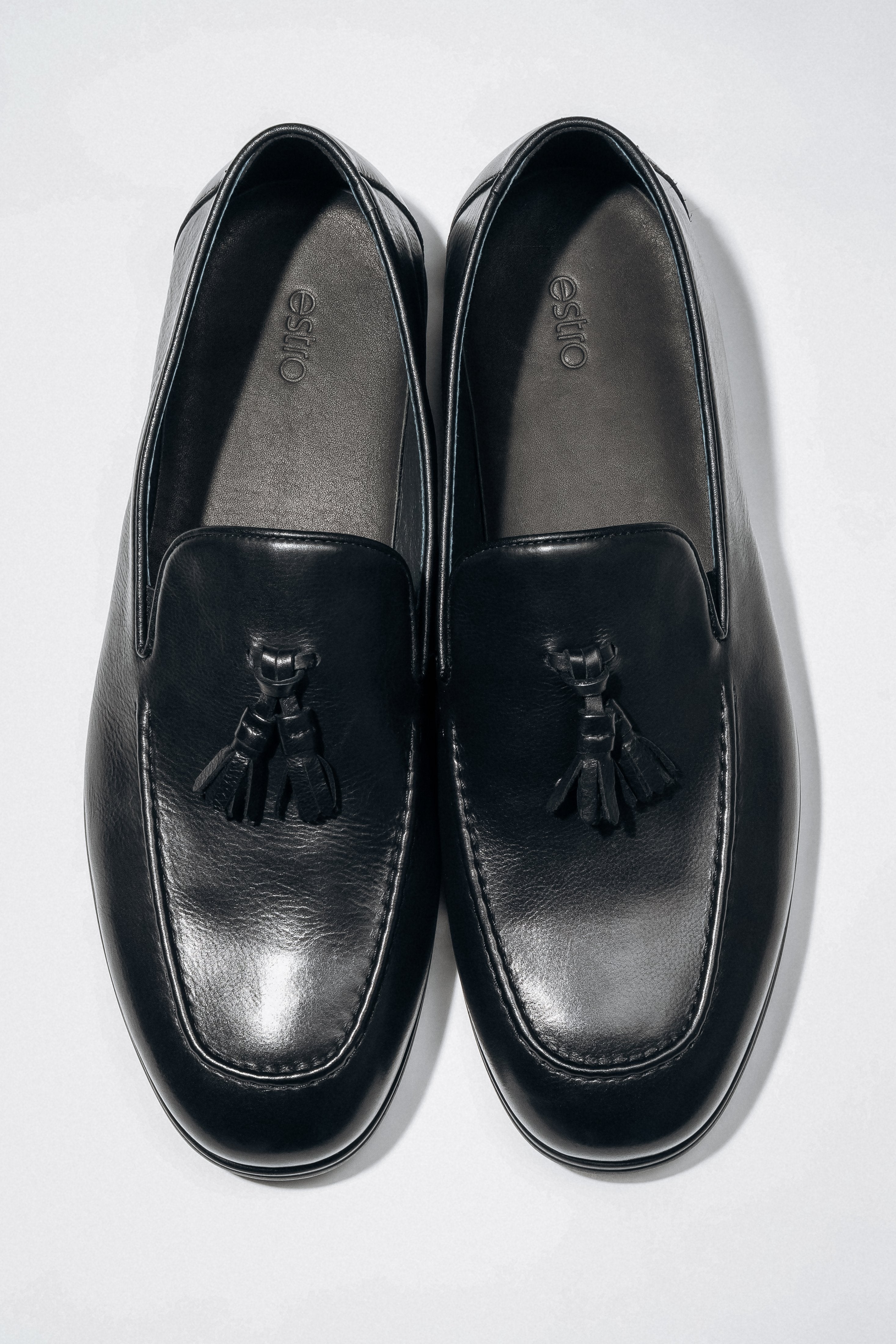Draufsicht auf das Paar elegante schwarze Herren-Loafer mit Quaste.