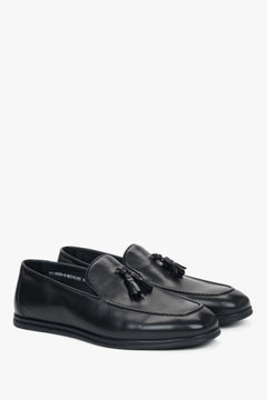 Schräge Ansicht der schwarzen Tassel-Loafer für Herren.