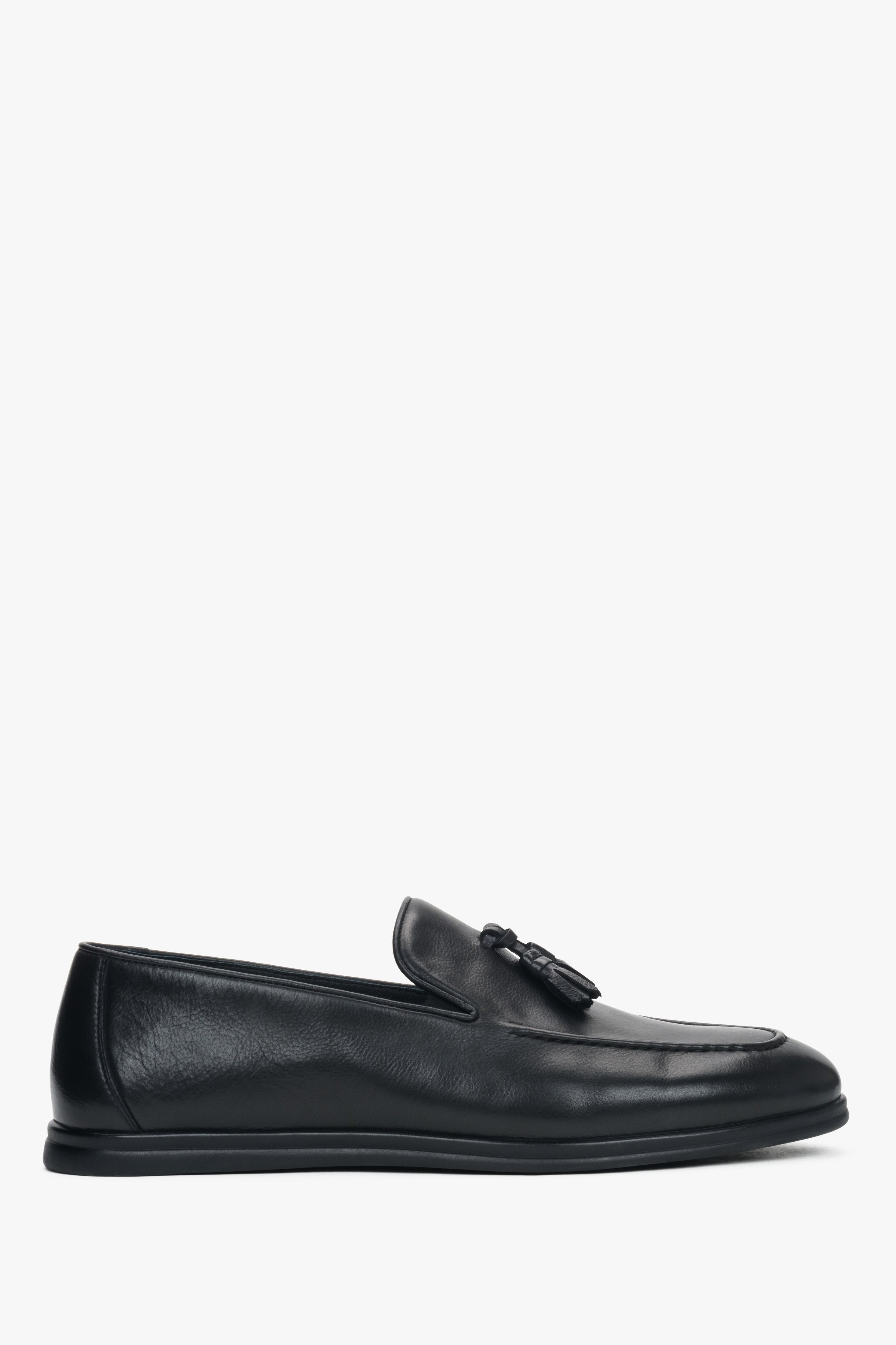 Flache Seitenansicht der anderen Seite des schwarzen Herren-Loafers.