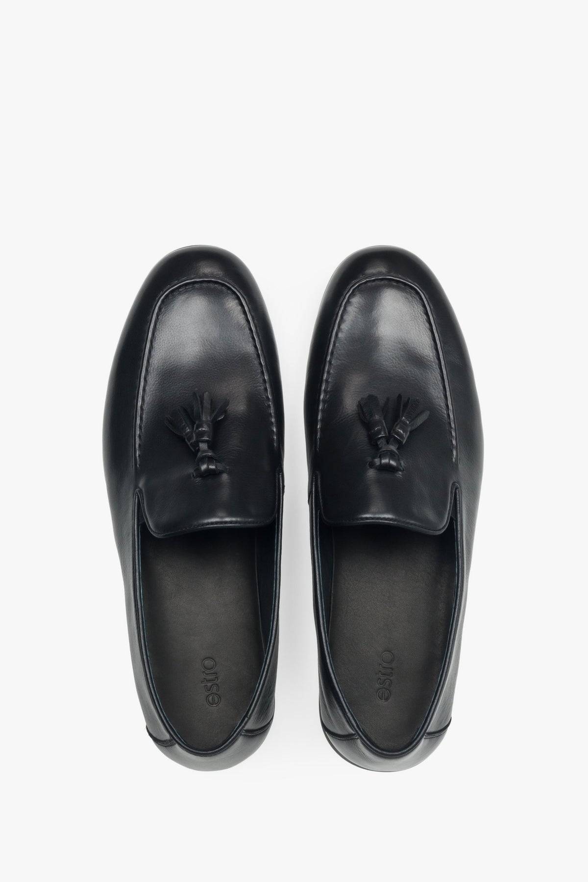 Andere Draufsicht auf die klassischen schwarzen Loafer von Estro.