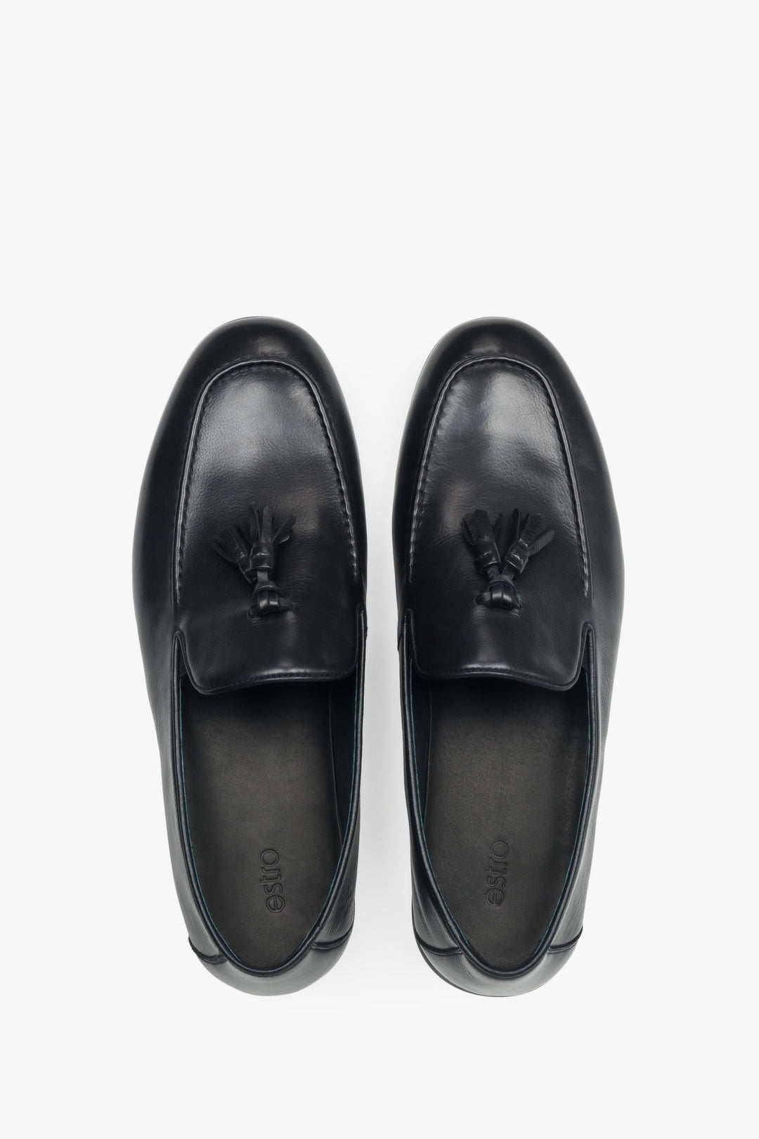 Andere Draufsicht auf die klassischen schwarzen Loafer von Estro.