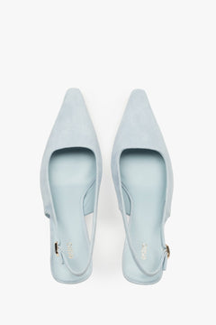 Stilvolle Damen-Slingpumps in Blau von Estro aus weichem Velours mit komfortablem, niedrigem Absatz.
