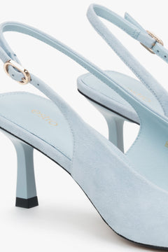 Detailansicht der hellblauen Velours-Slingpumps von Estro mit niedrigem Absatz.