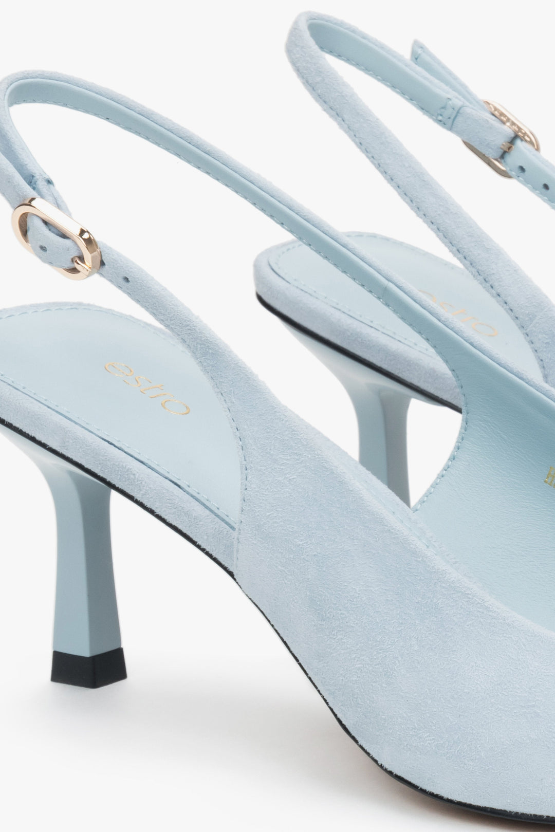 Detailansicht der hellblauen Velours-Slingpumps von Estro mit niedrigem Absatz.