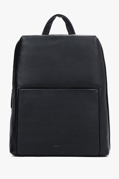 Frontale Ansicht des eleganten schwarzen Herrenrucksacks aus genarbtem Echtleder mit minimalistischem Design 