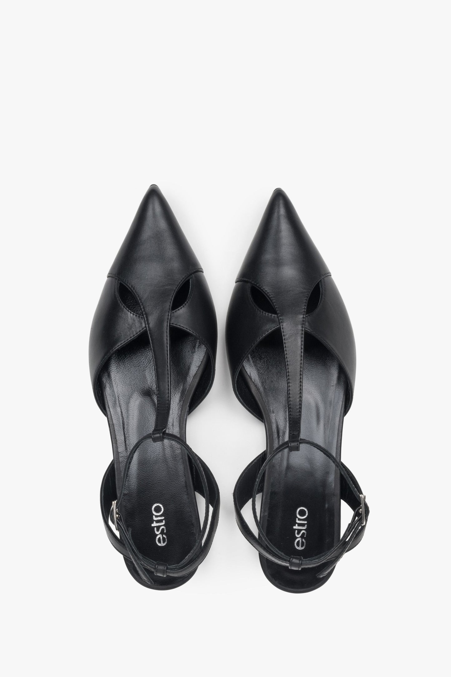 Die schwarzen Naturledersandalen von Estro überzeugen mit einer schicken, spitzen Zehenpartie – ideal für besondere Anlässe.