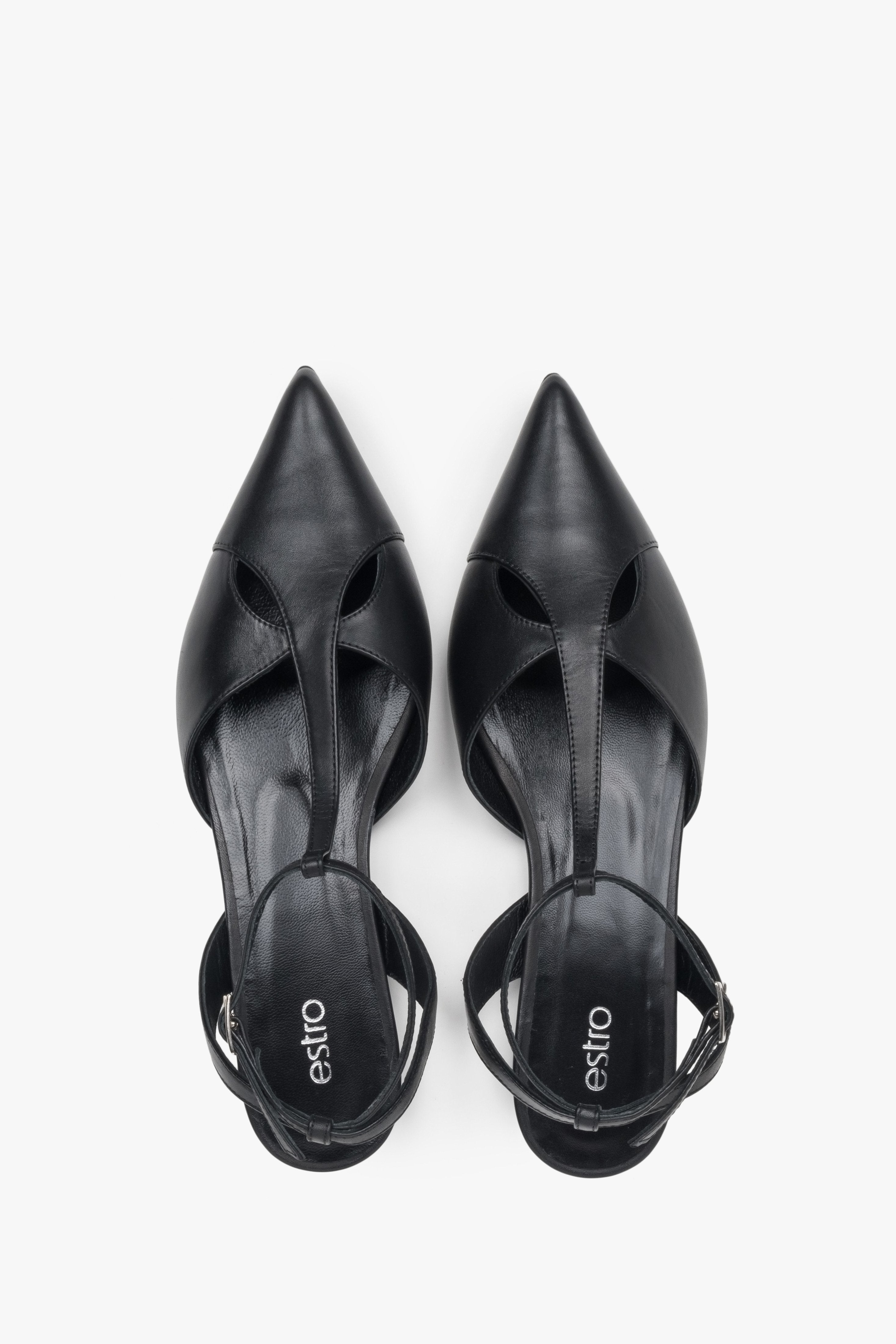 Die schwarzen Naturledersandalen von Estro überzeugen mit einer schicken, spitzen Zehenpartie – ideal für besondere Anlässe.