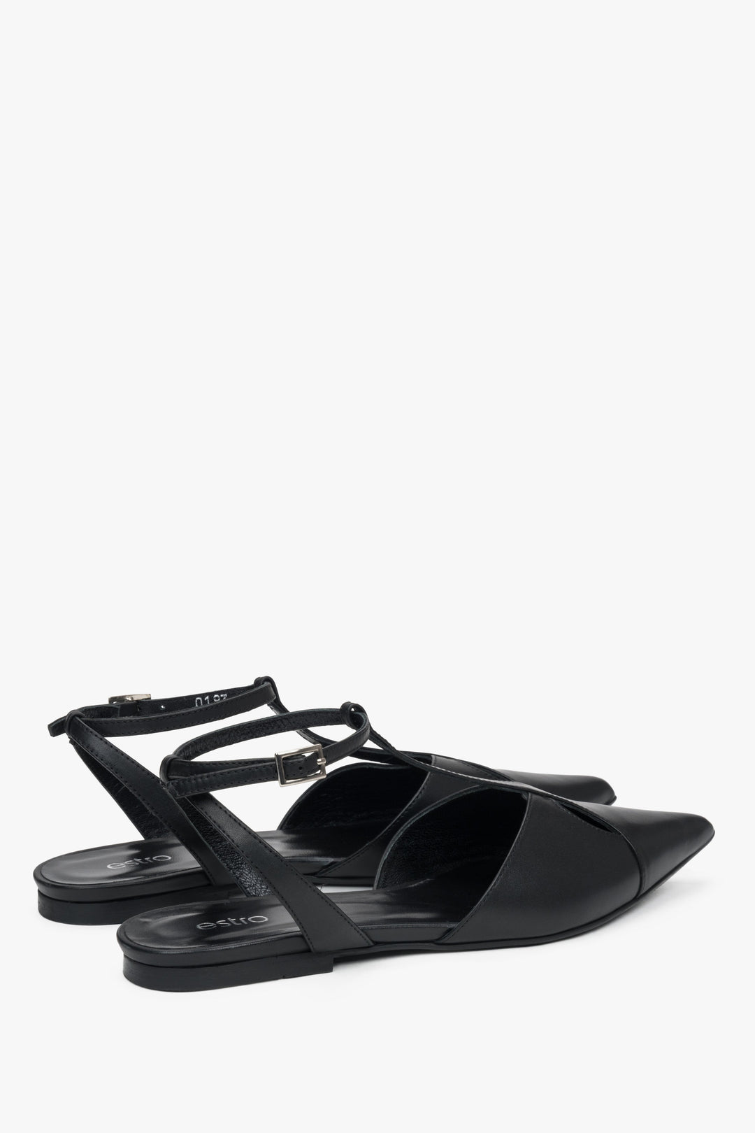 Die zeitlosen schwarzen Sandalen von Estro aus hochwertigem Naturleder mit eleganter, spitzer Zehenpartie – der Inbegriff klassischer Eleganz für jede Frau.