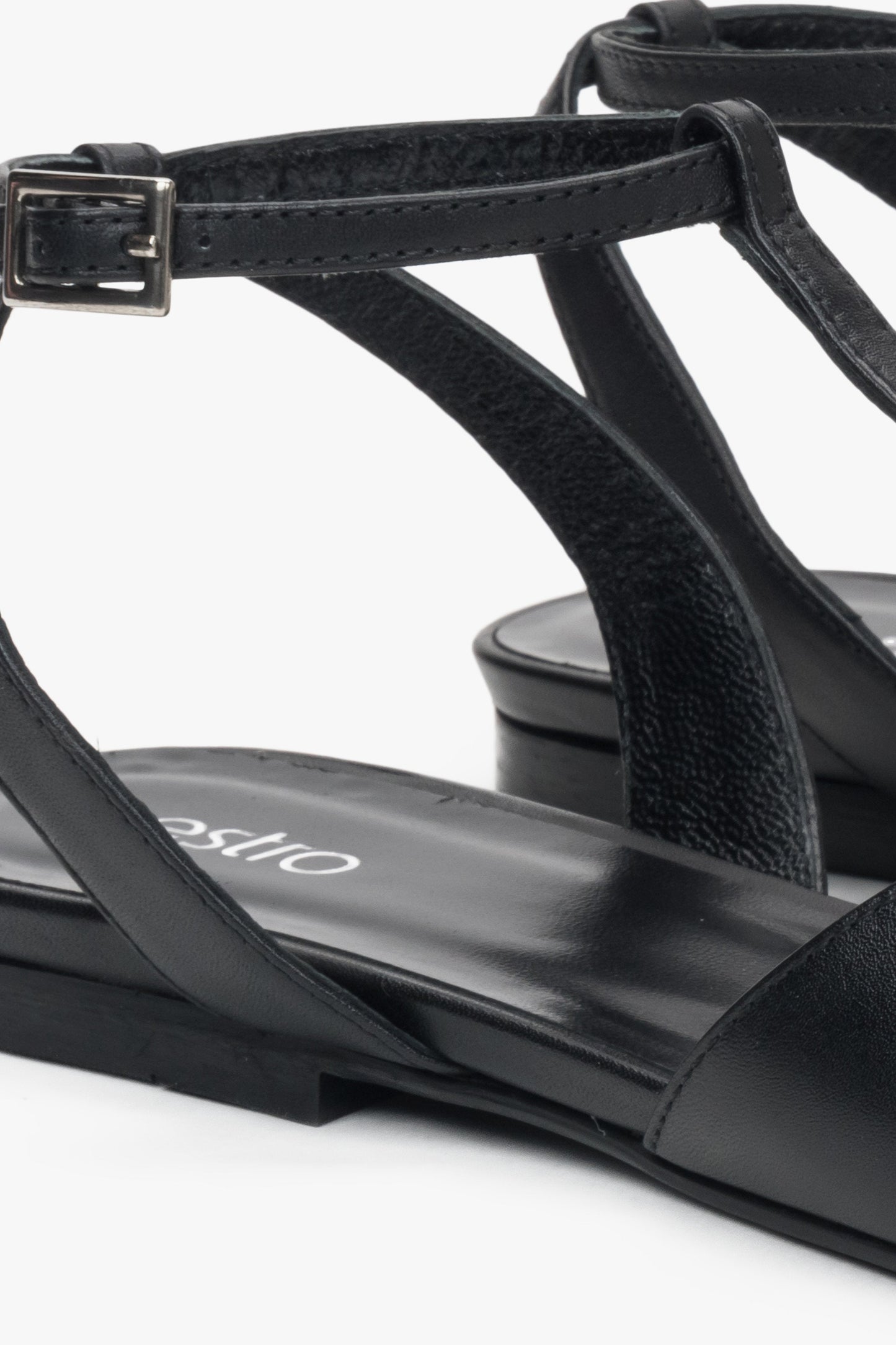 Damen-Sandalen in Schwarz von Estro – Naturleder trifft auf elegantes Design mit spitzer Zehenpartie – Detailansicht.