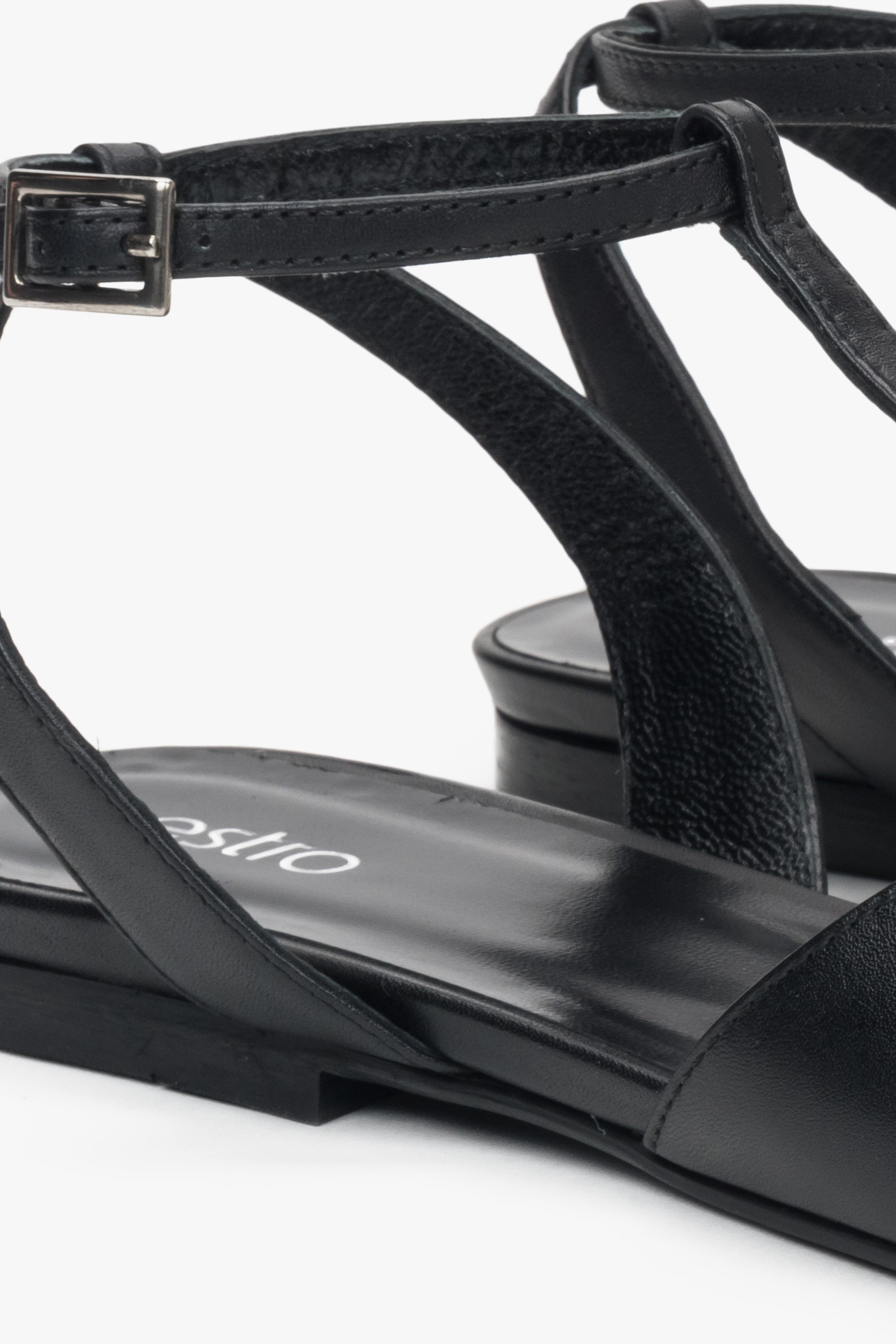 Damen-Sandalen in Schwarz von Estro – Naturleder trifft auf elegantes Design mit spitzer Zehenpartie – Detailansicht.