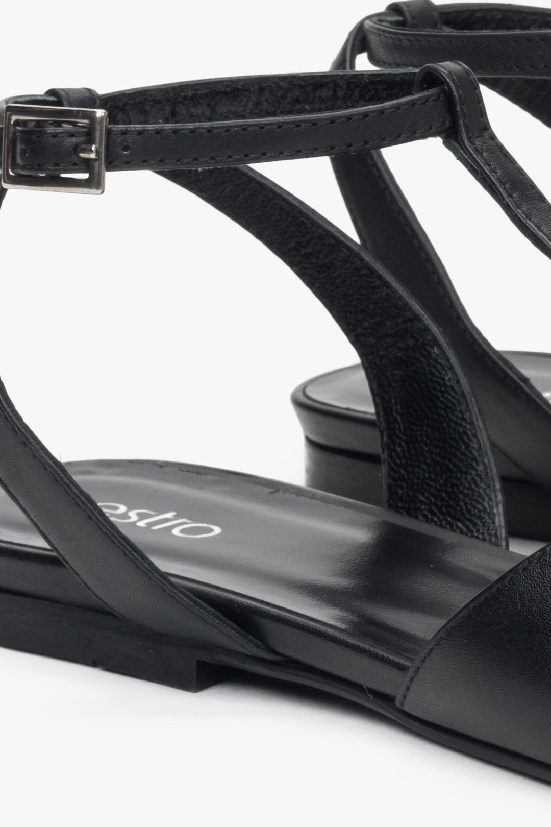 Damen-Sandalen in Schwarz von Estro – Naturleder trifft auf elegantes Design mit spitzer Zehenpartie – Detailansicht.