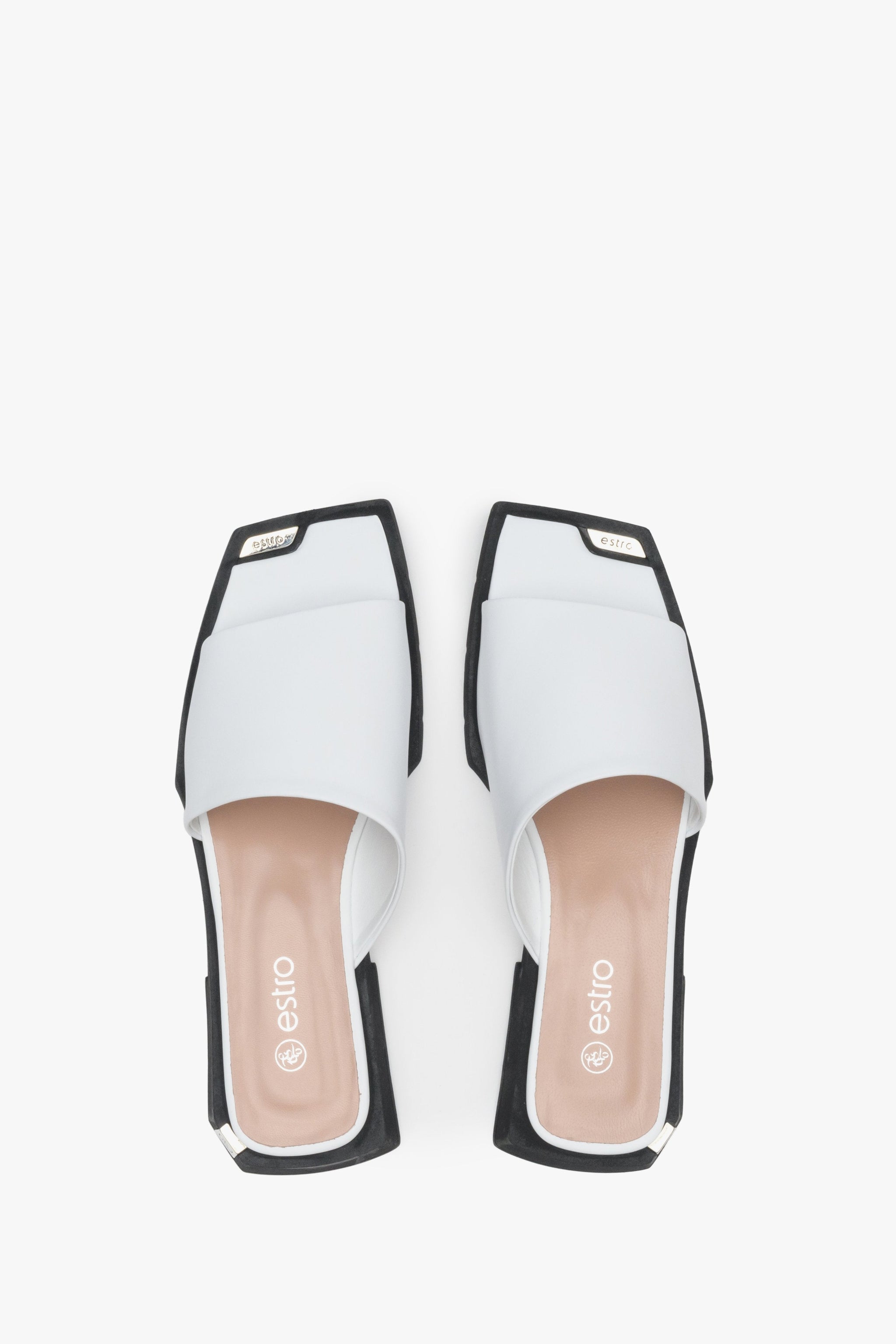 Sommerliche Leder-Mules in Weiß: Eleganz bis in die Fersenpartie.