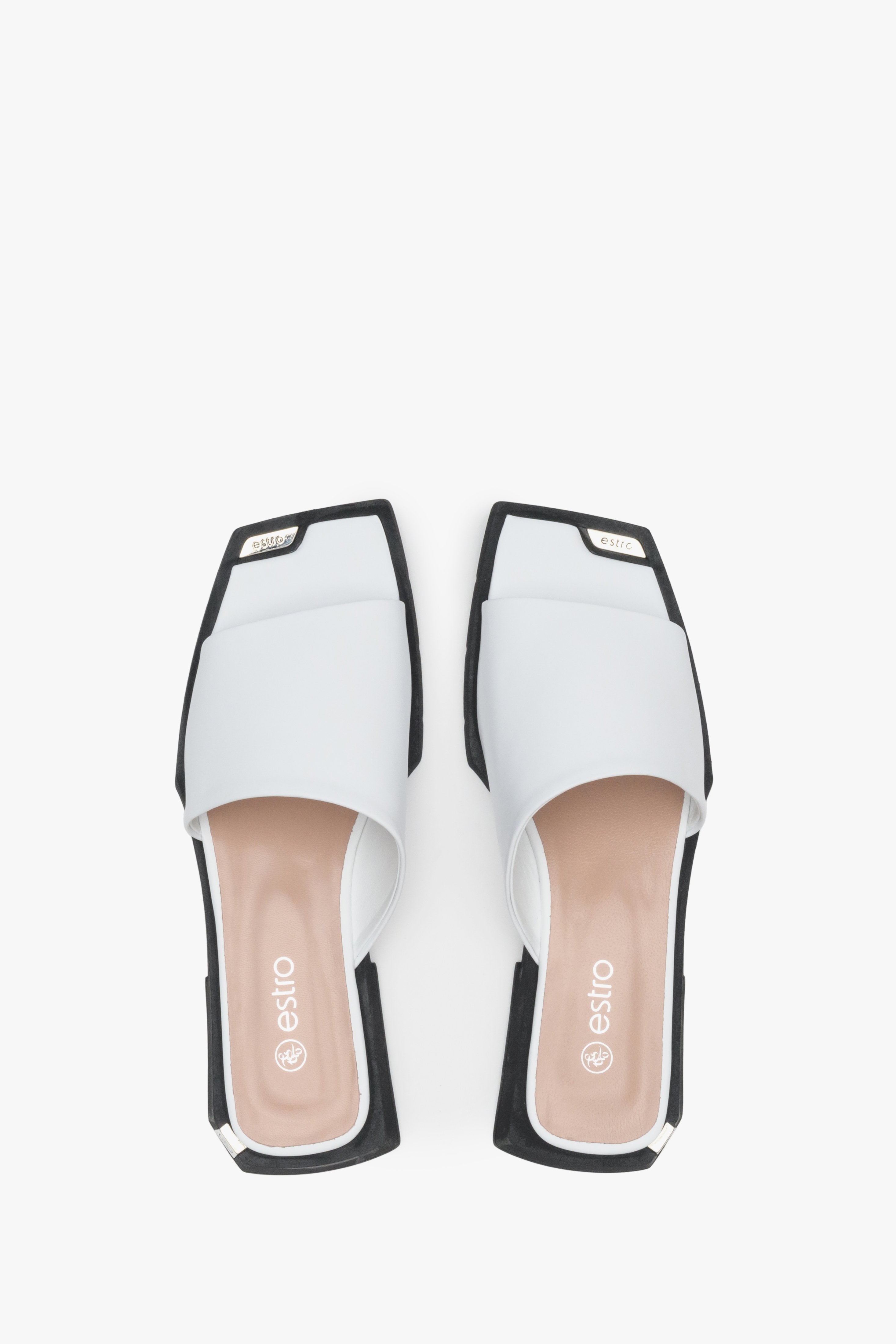 Sommerliche Leder-Mules in Weiß: Eleganz bis in die Fersenpartie.