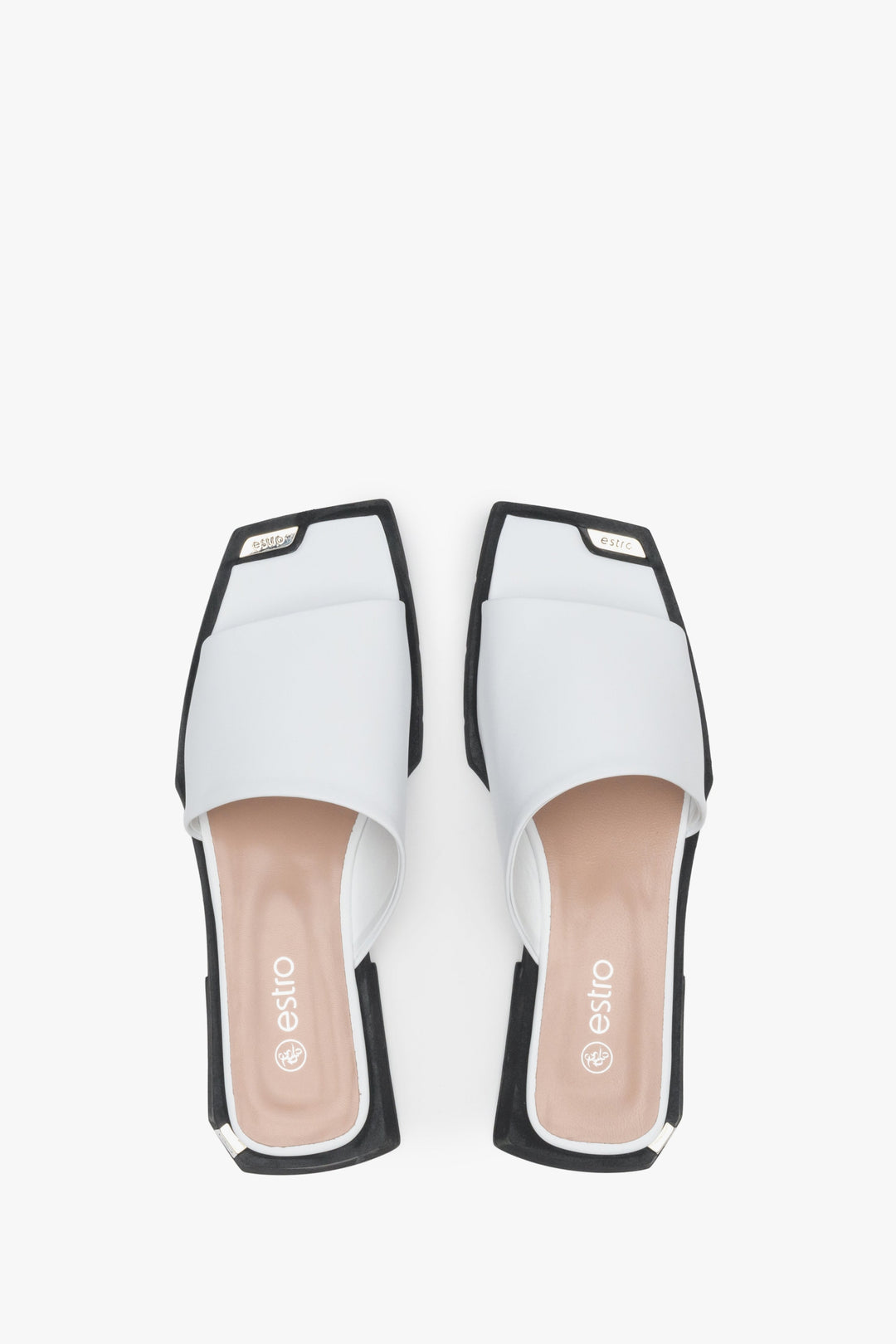 Sommerliche Leder-Mules in Weiß: Eleganz bis in die Fersenpartie.