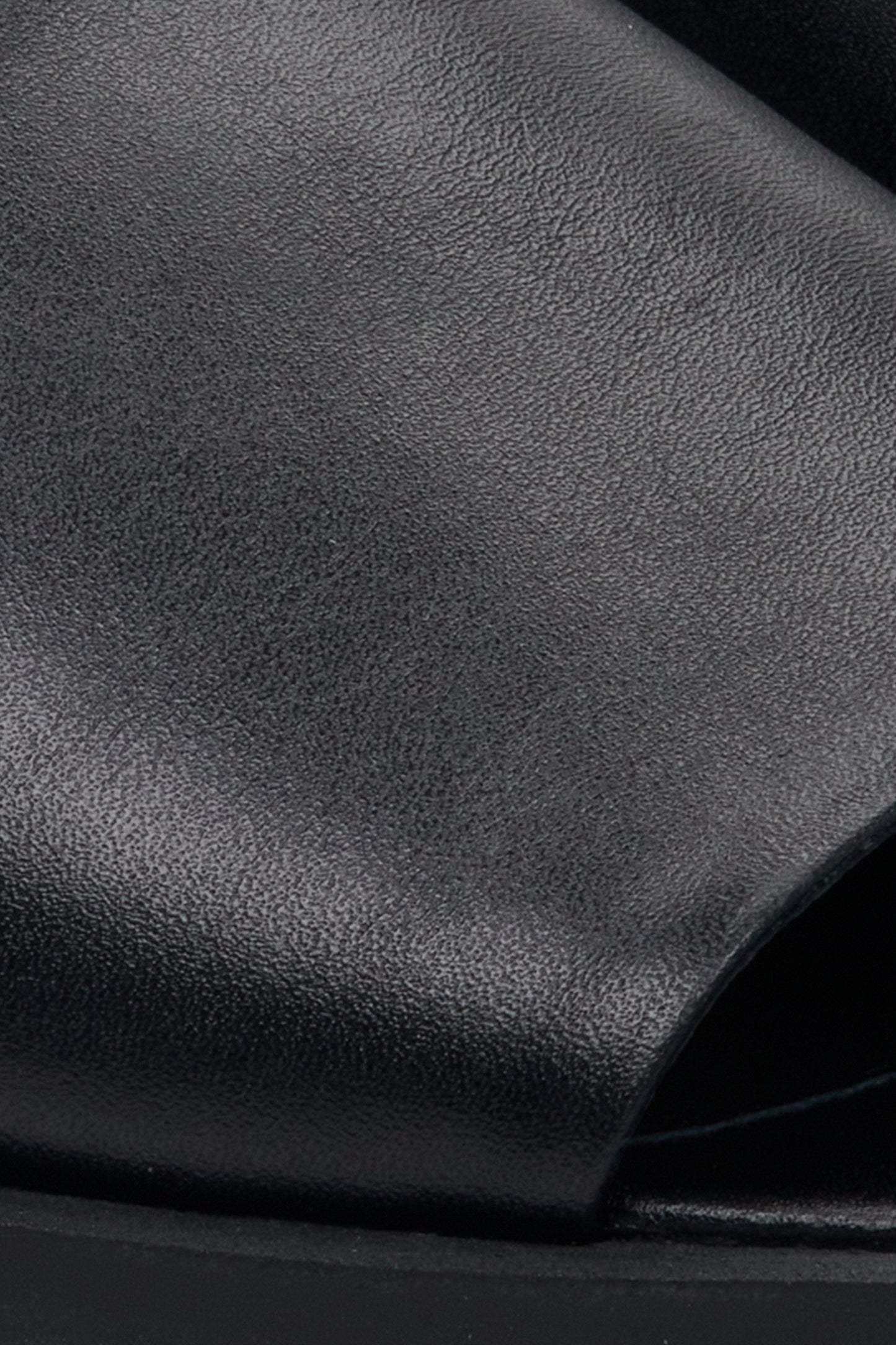 Zeitlose schwarze flache Mules für elegante Sommerlooks, Estro ER00109615