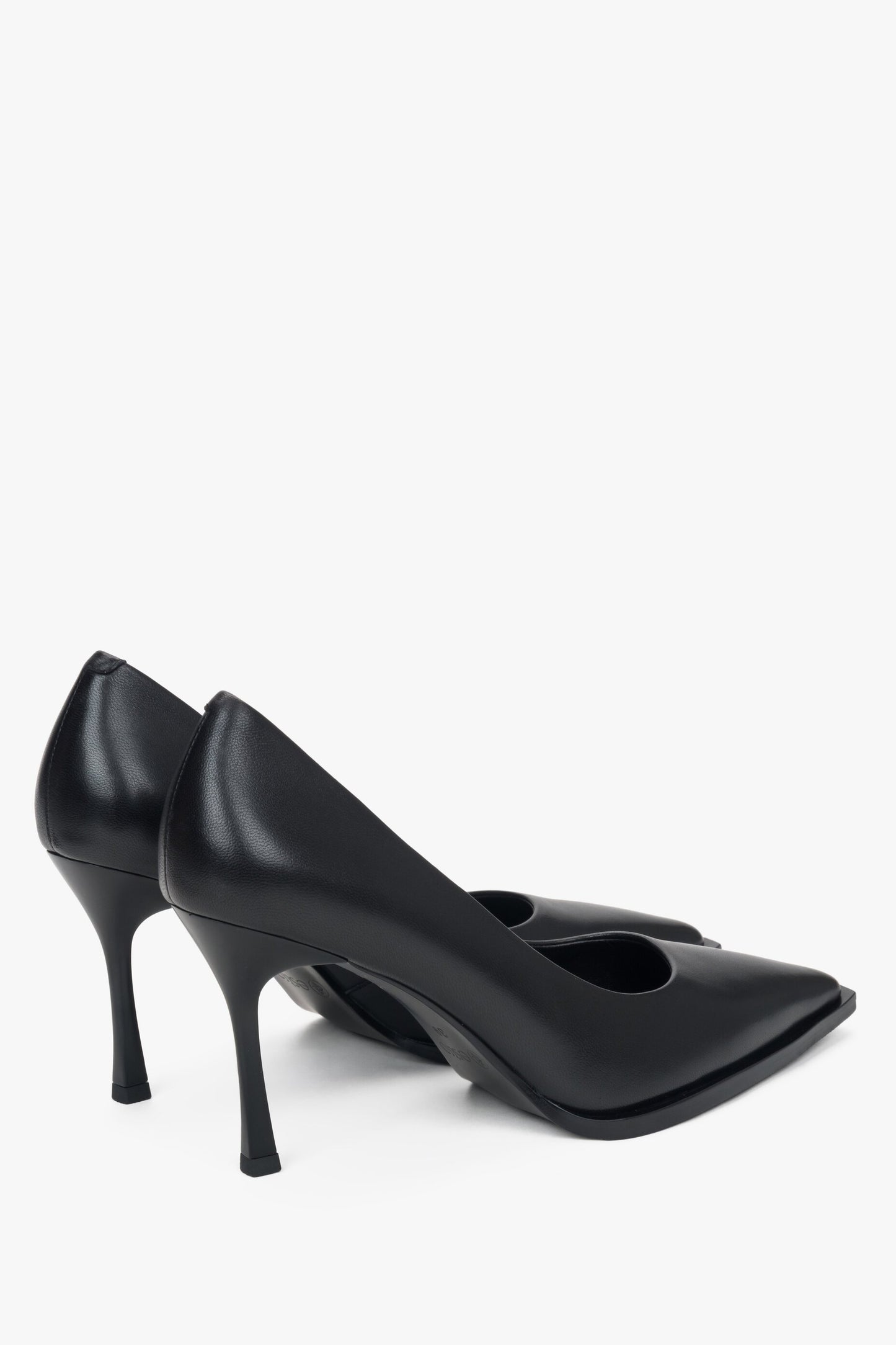 Damenschuhe mit Absatz von Estro in Schwarz – Nahaufnahme der Rückseite und Seitenlinie des Schuhs.