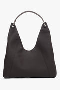 Frontalansicht der geräumigen, dunkelbraunen Hobo-Tasche aus weichem Echtleder.