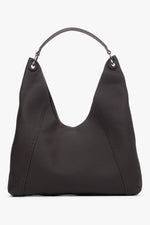 Frontalansicht der geräumigen, dunkelbraunen Hobo-Tasche aus weichem Echtleder.