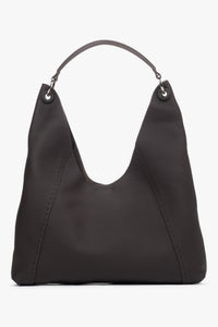 Frontalansicht der geräumigen, dunkelbraunen Hobo-Tasche aus weichem Echtleder.