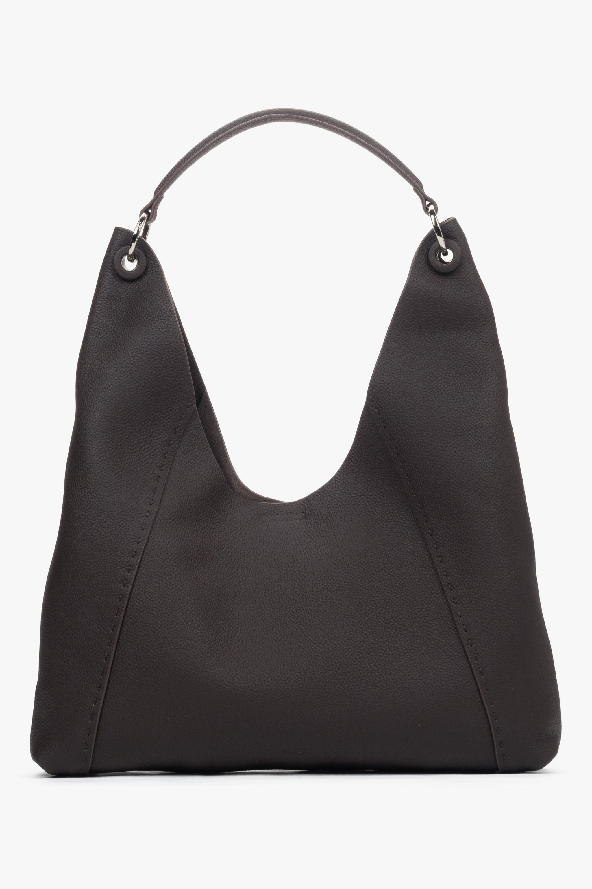 Frontalansicht der geräumigen, dunkelbraunen Hobo-Tasche aus weichem Echtleder.